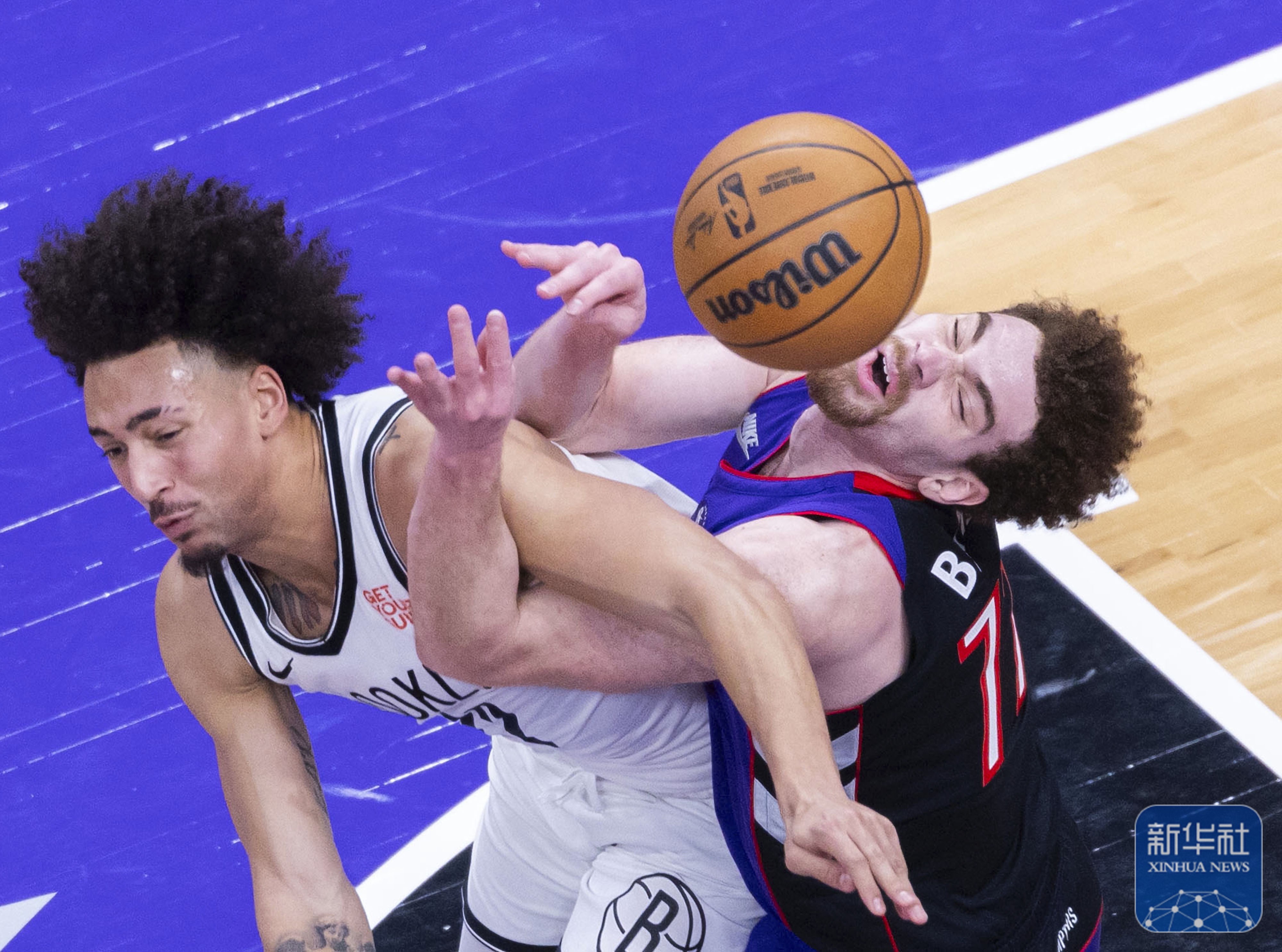 猛龙队球员连续3场比赛上演空砍一幕 猛龙队球员连续3场比赛上演空砍一幕