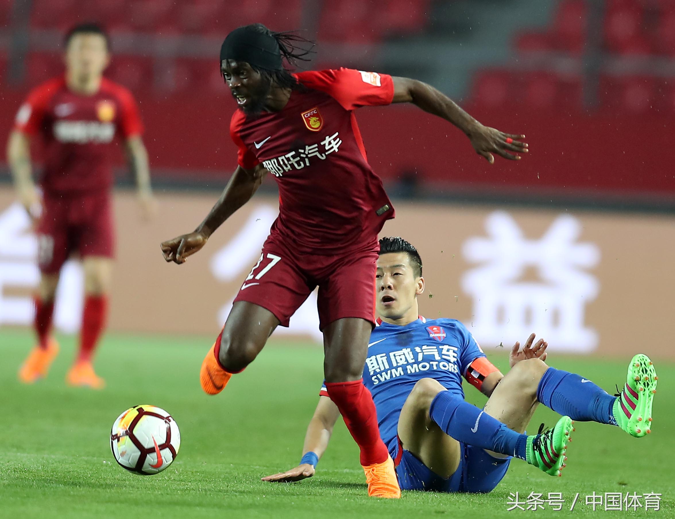 河北华夏幸福客场击败重庆斯威,积分榜上升至第二 河北华夏幸福客场击败重庆斯威,积分榜上升至第二