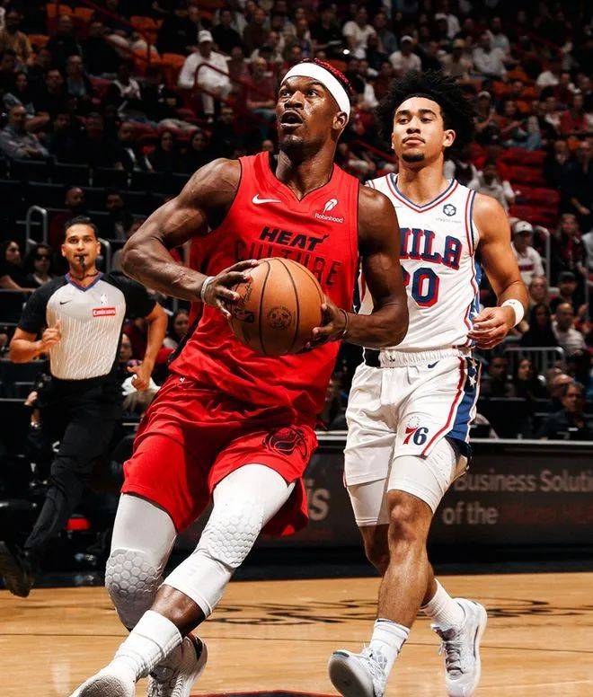 罚球得分!球员在比赛中精准命中关键自由球达成逆转 罚球得分!球员在比赛中精准命中关键自由球达成逆转