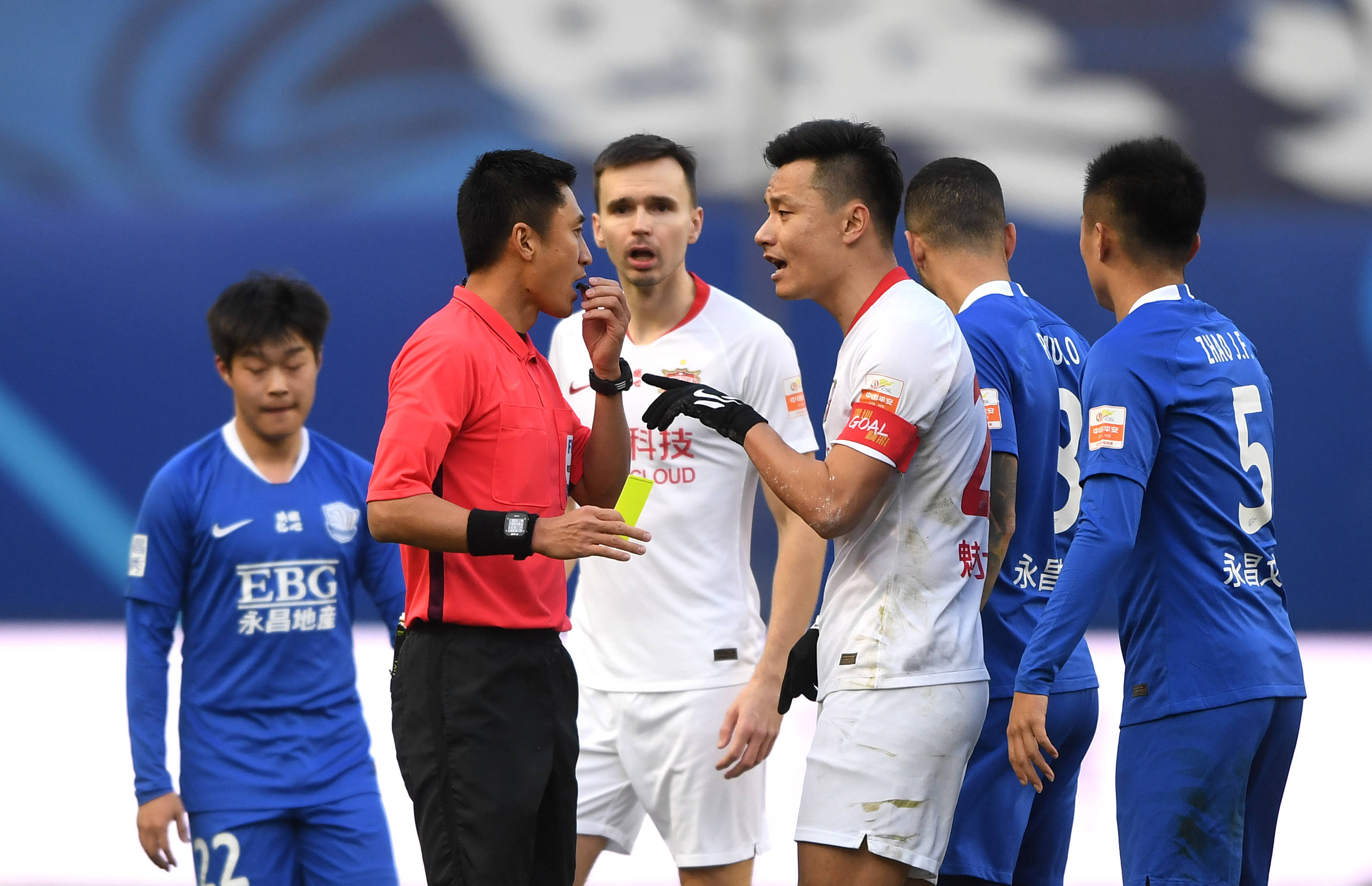 深圳佳兆业球迷热情支持球队,助力球员战胜对手 深圳佳兆业球迷热情支持球队,助力球员战胜对手