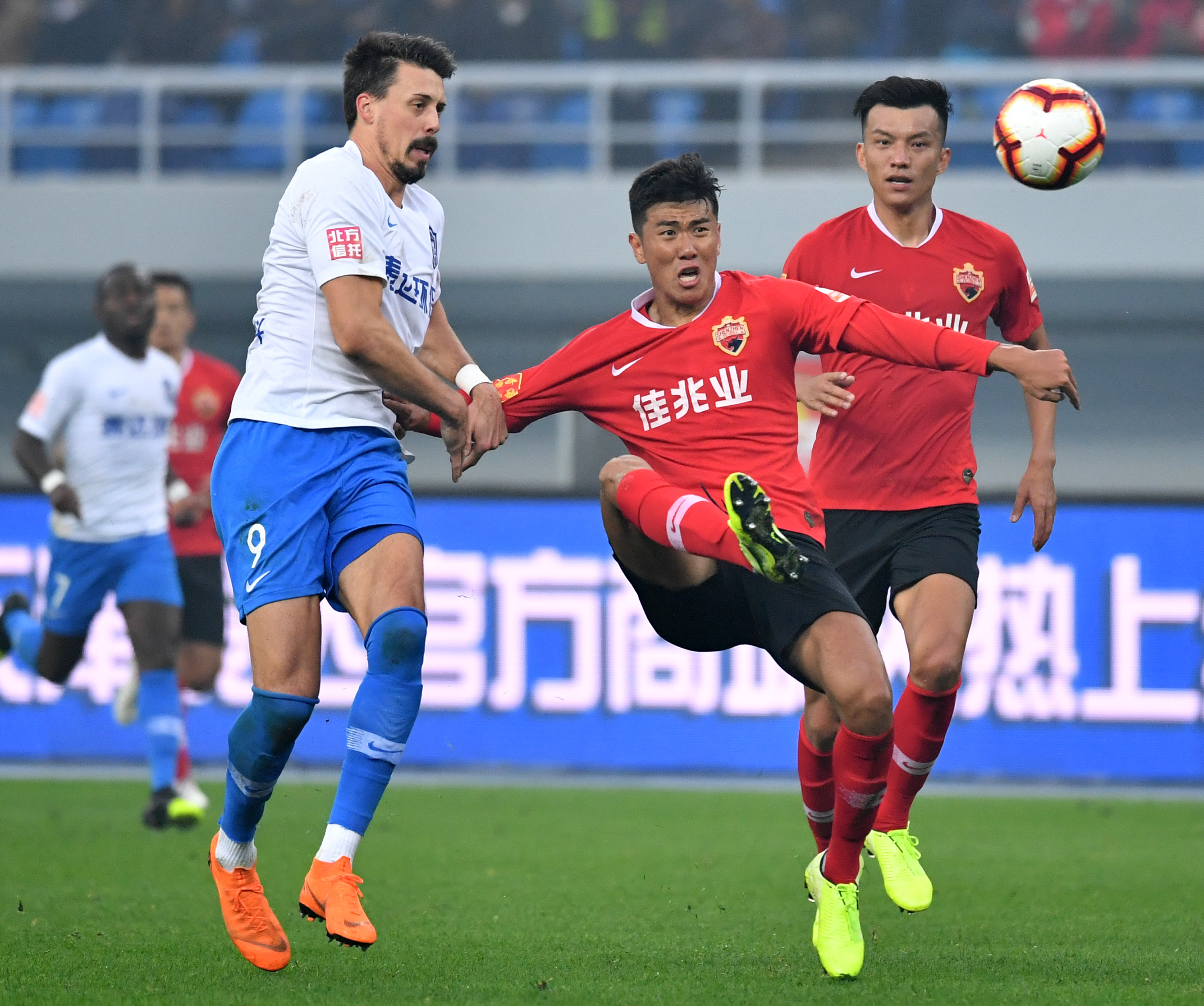 深圳佳兆业球迷热情支持球队,助力球员战胜对手 深圳佳兆业球迷热情支持球队,助力球员战胜对手