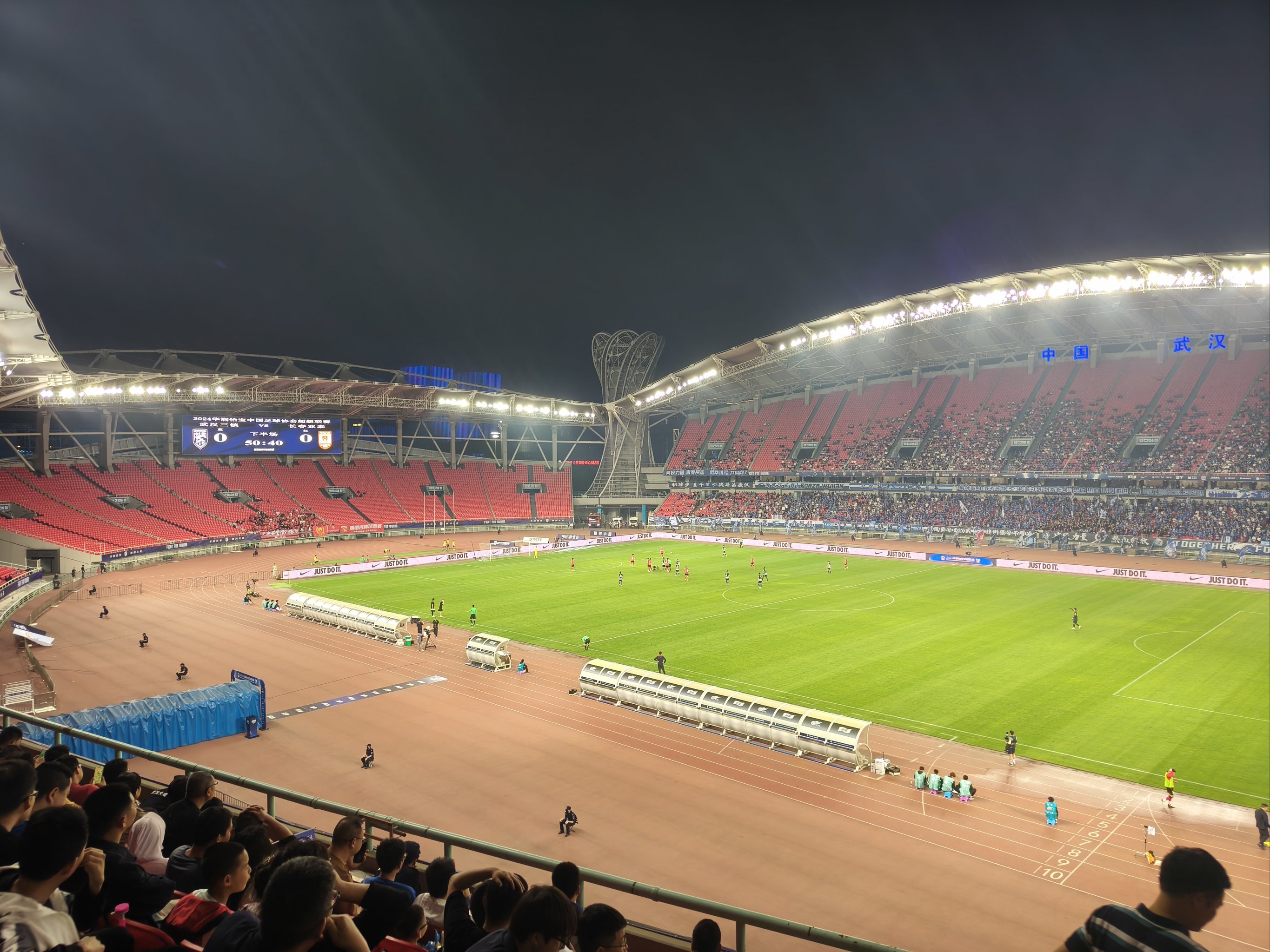 热闹的球场!球员们用实力诠释激情,引爆现场 热闹的球场!球员们用实力诠释激情,引爆现场