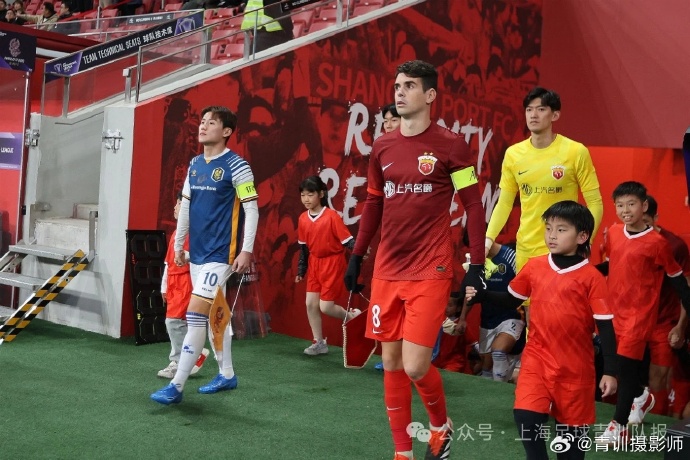 亚眠球迷热情高涨,球队备战意气风发 亚眠球迷热情高涨,球队备战意气风发