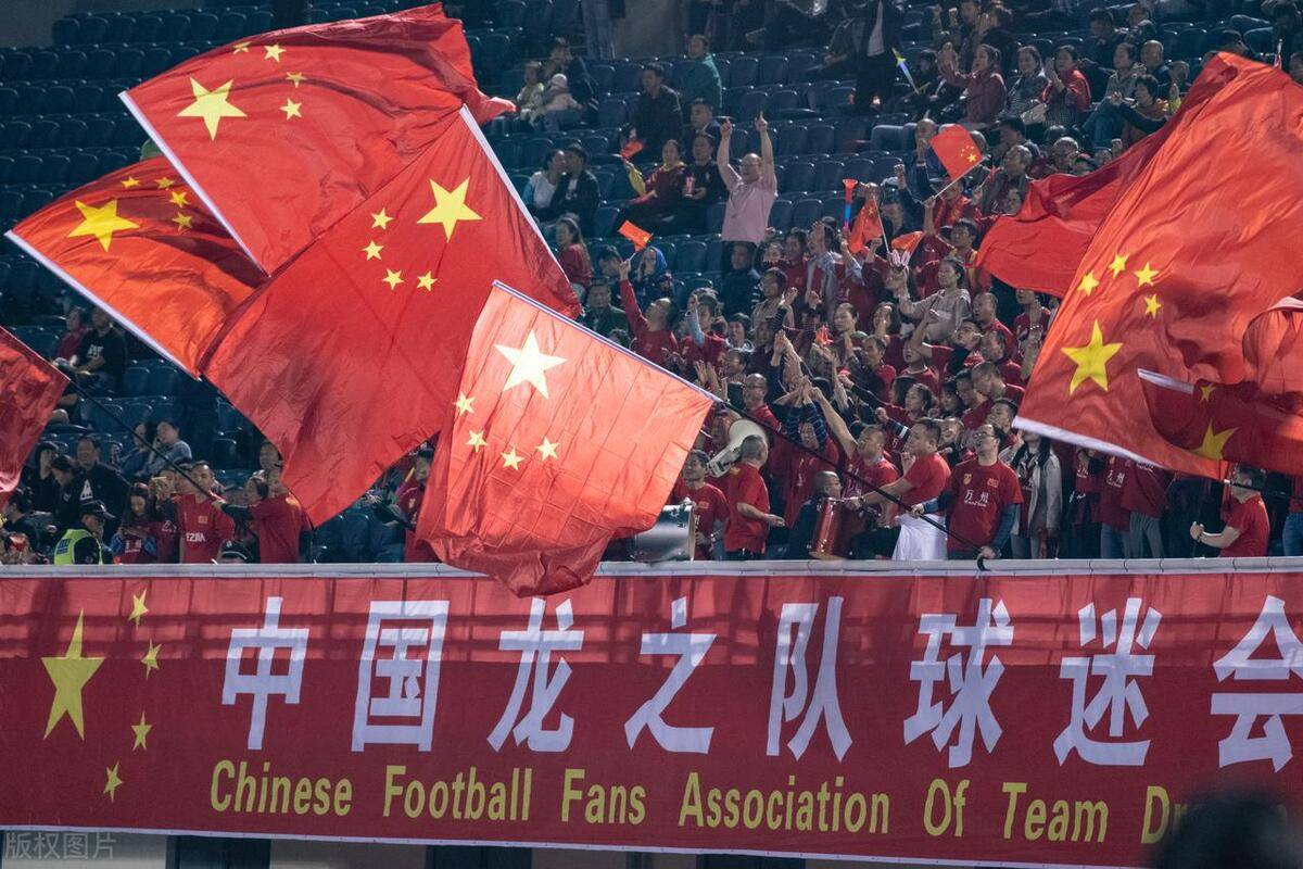 足球比赛场面再度激烈,成为热议话题 足球比赛场面再度激烈,成为热议话题