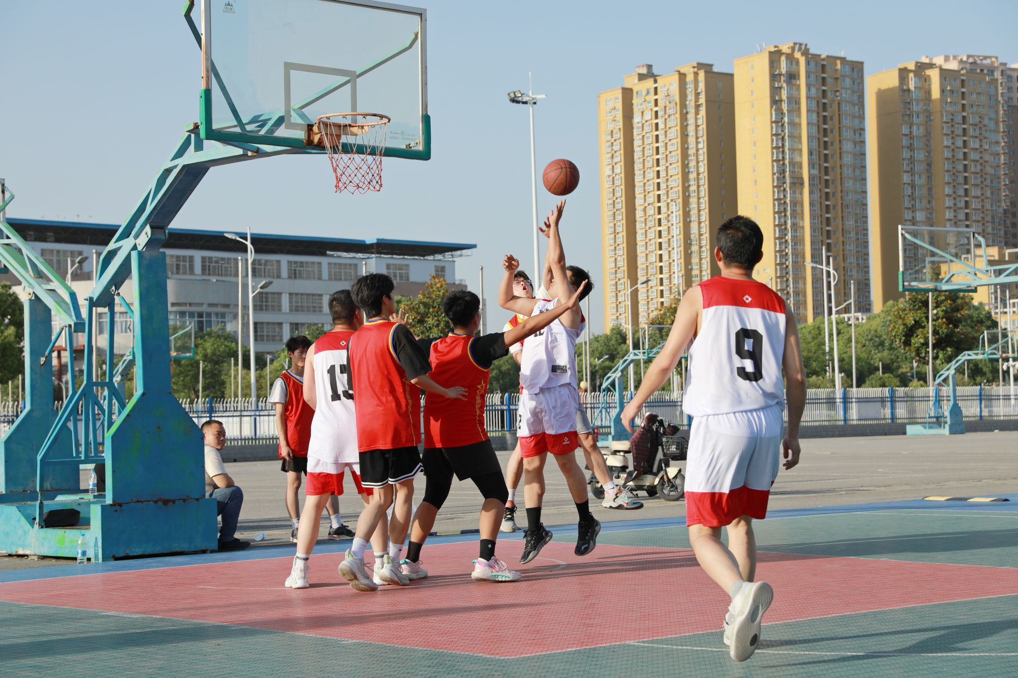 班级篮球活动中队员们努力拼搏 班级篮球活动中队员们努力拼搏