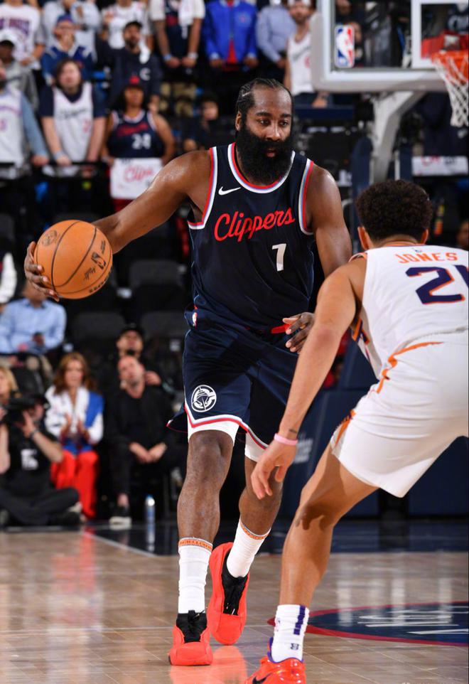 快船再胜马刺,逐渐突围西部前列 快船再胜马刺,逐渐突围西部前列