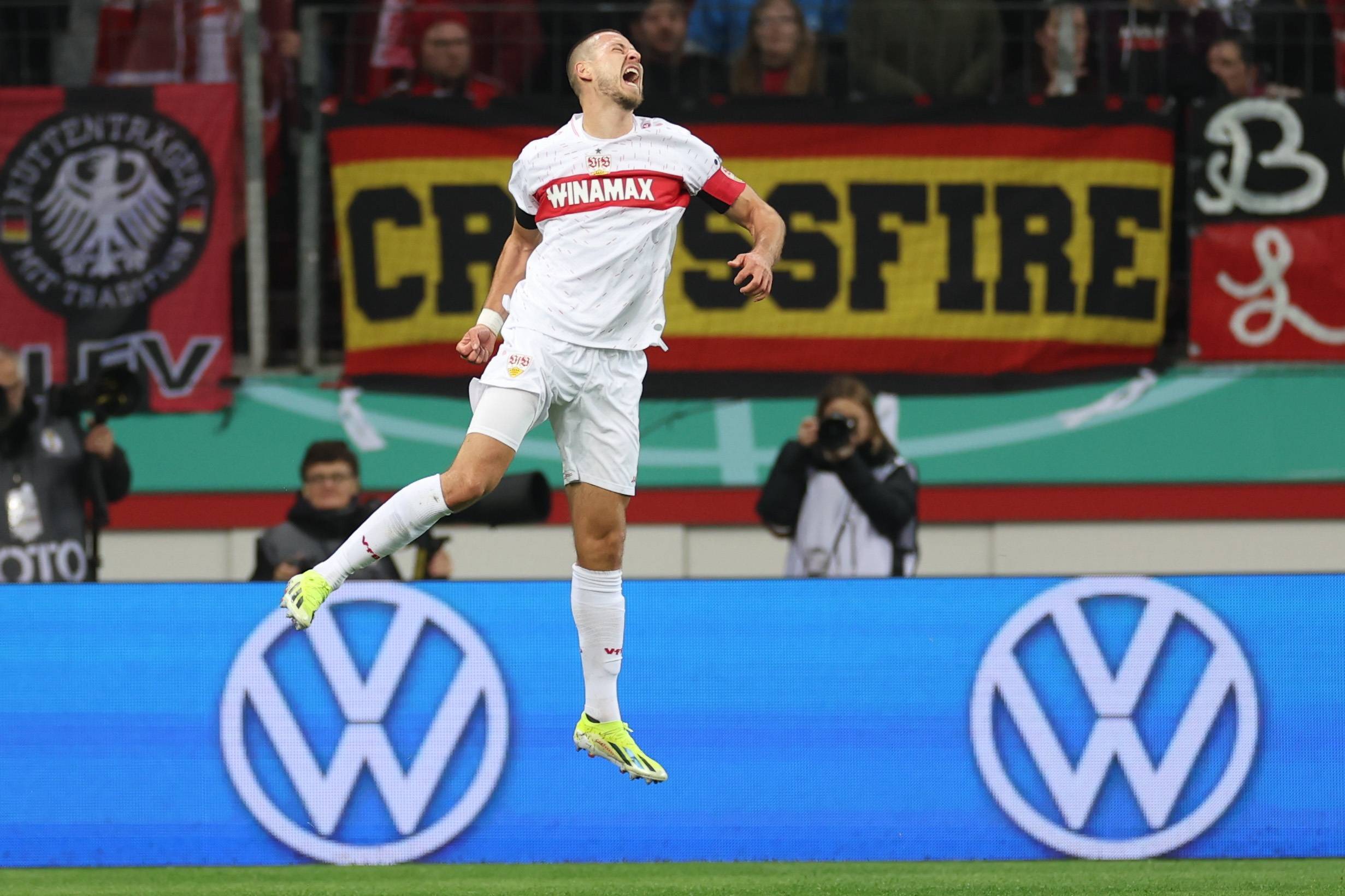 斯图加特队球员奋力拼搏争取胜利 斯图加特队球员奋力拼搏争取胜利