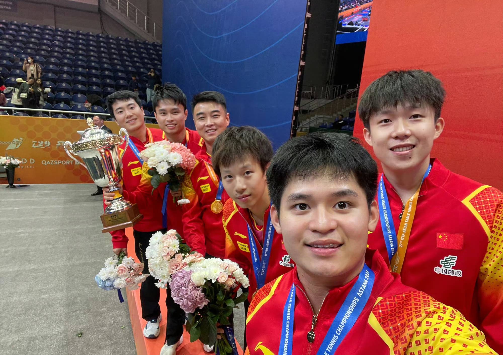 斯图加特队球员奋力拼搏争取胜利 斯图加特队球员奋力拼搏争取胜利