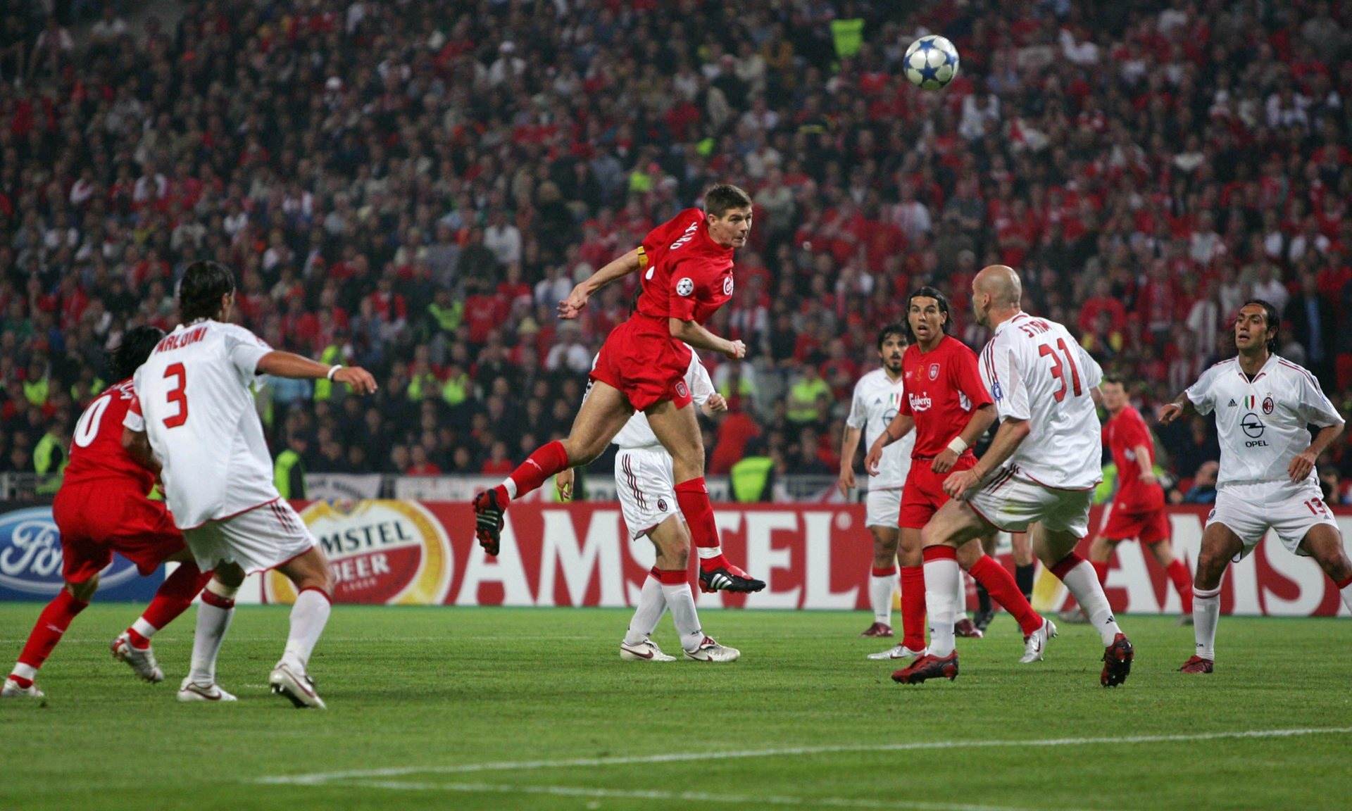 国际足球场上激烈争夺,球员精彩表现 国际足球场上激烈争夺,球员精彩表现