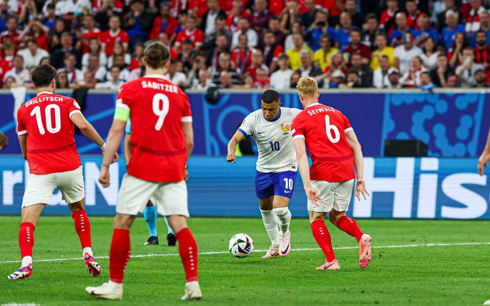 欧洲国家足球对决激发出球迷的热情,场面火爆不断 欧洲国家足球对决激发出球迷的热情,场面火爆不断