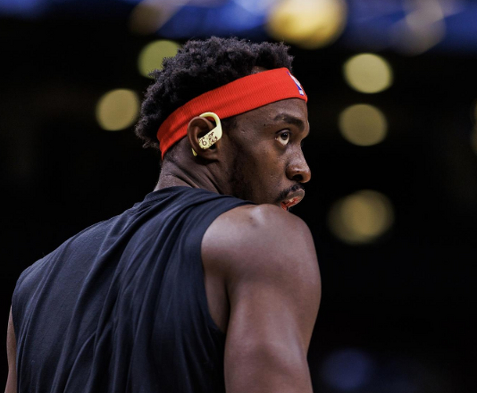 猛龙大胜雷霆,西亚卡姆抢眼表现获得全场掌声 猛龙大胜雷霆,西亚卡姆抢眼表现获得全场掌声