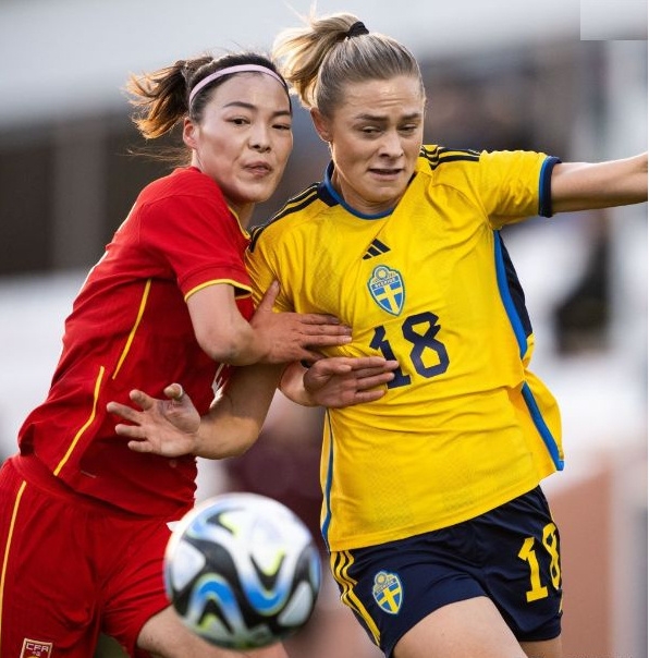 瑞典女足队在友谊赛中击败德国 瑞典女足队在友谊赛中击败德国