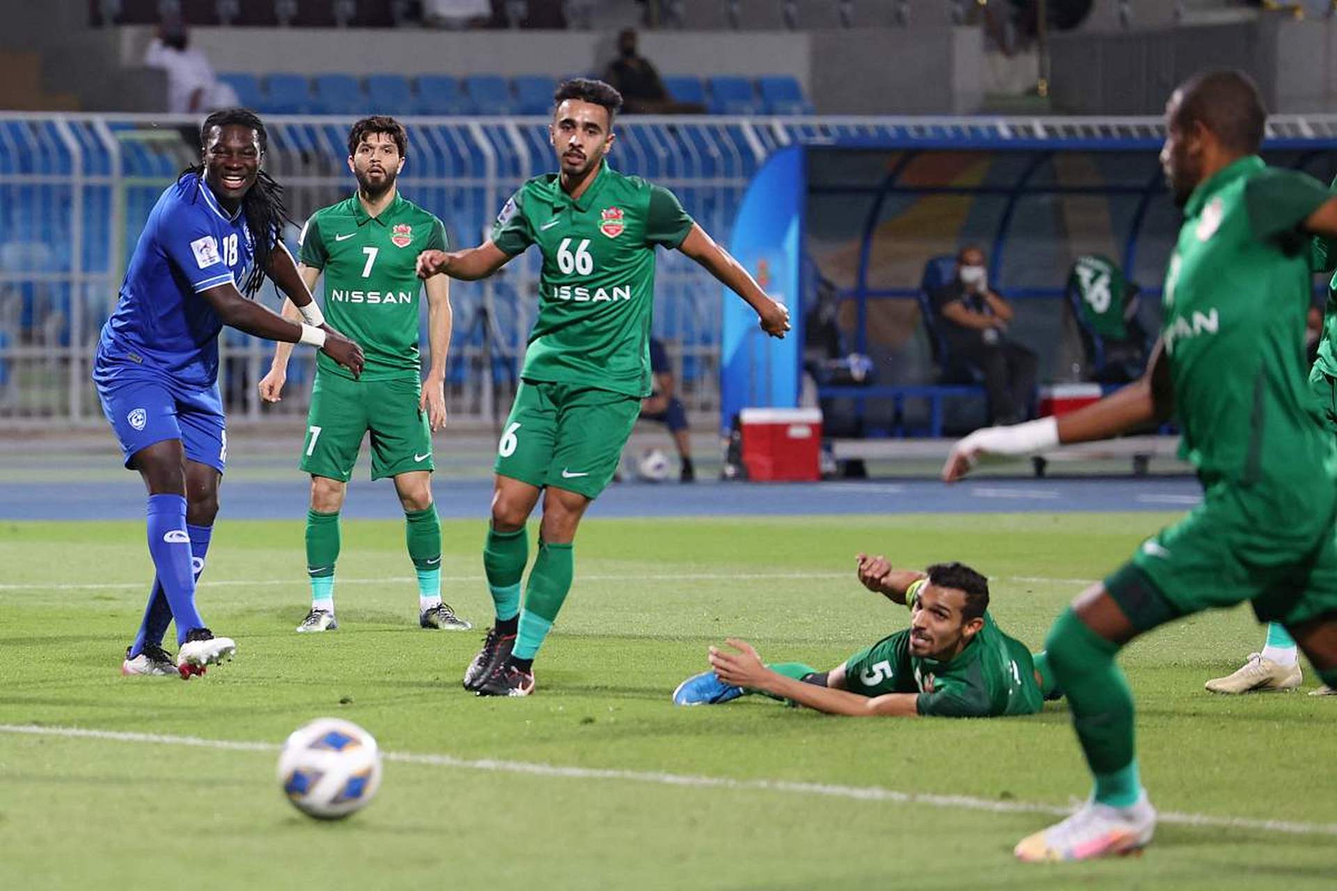 足球比赛引发热议,球员表现备受瞩目 足球比赛引发热议,球员表现备受瞩目