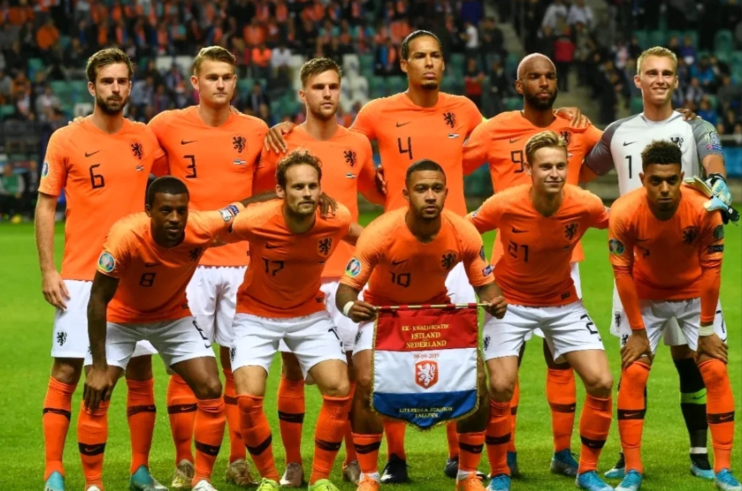 荷兰队携手乌克兰,共同晋级四强 荷兰队携手乌克兰,共同晋级四强