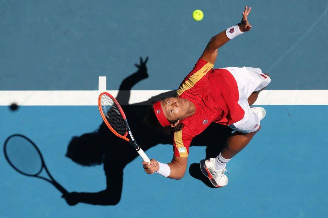 西班牙男子网球选手击败对手,获得荣誉 西班牙男子网球选手击败对手,获得荣誉