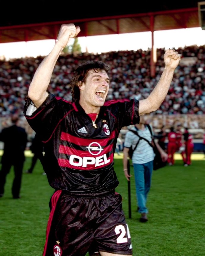 AC米兰苦战取胜,士气高昂 AC米兰苦战取胜,士气高昂