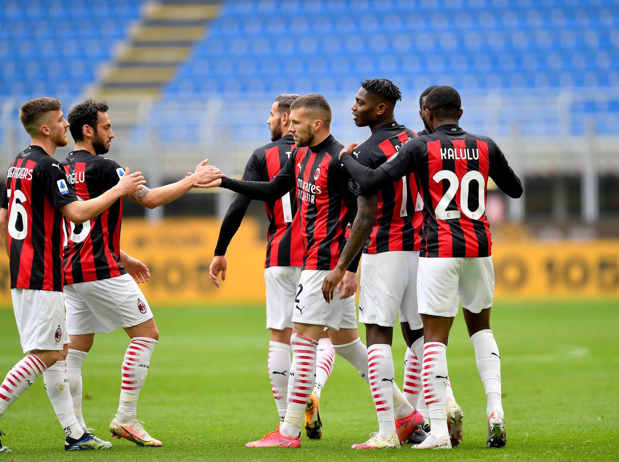 米兰双雄争夺联赛冠军，局势激烈