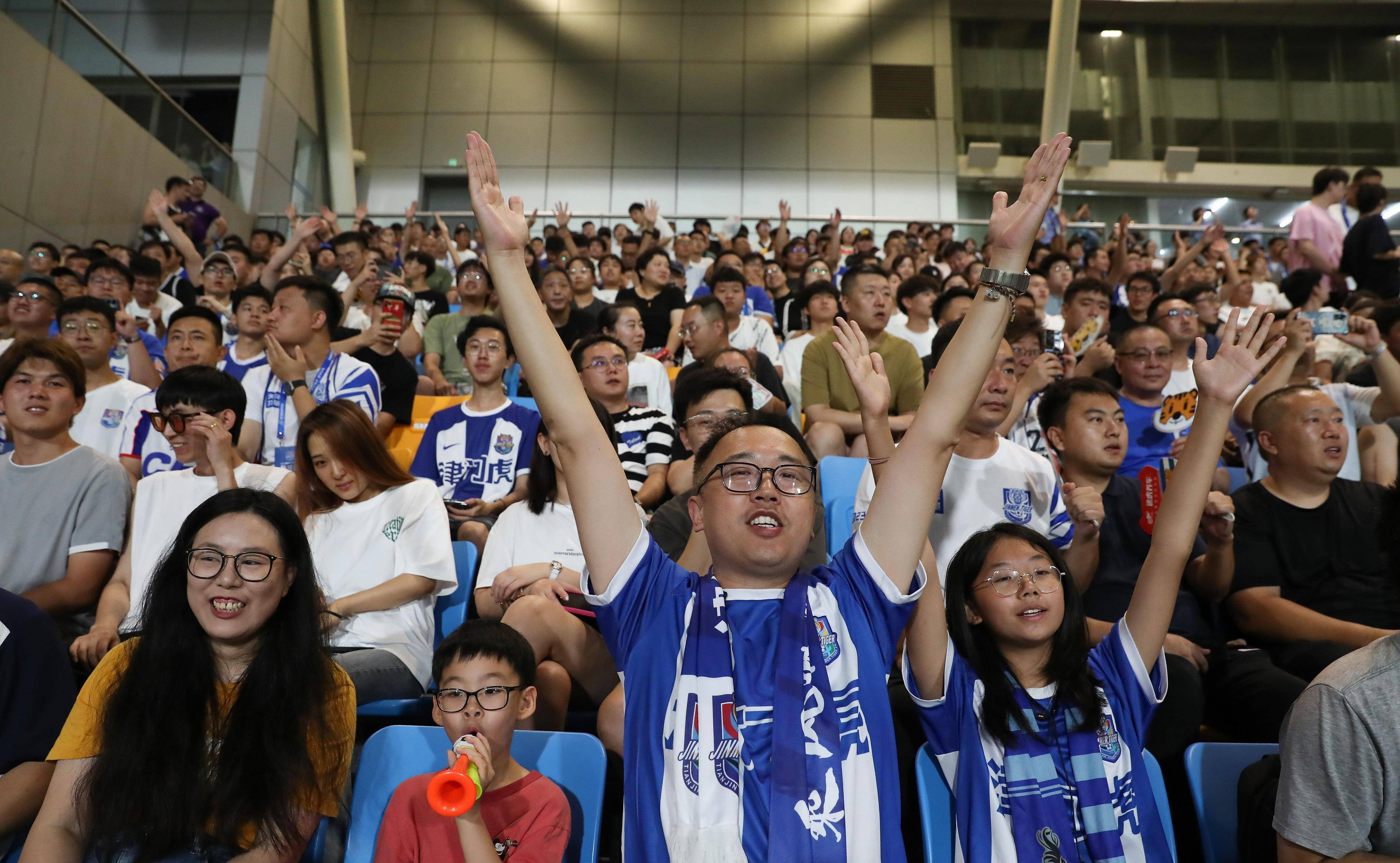 精彩进球掀起热议，球迷心潮澎湃