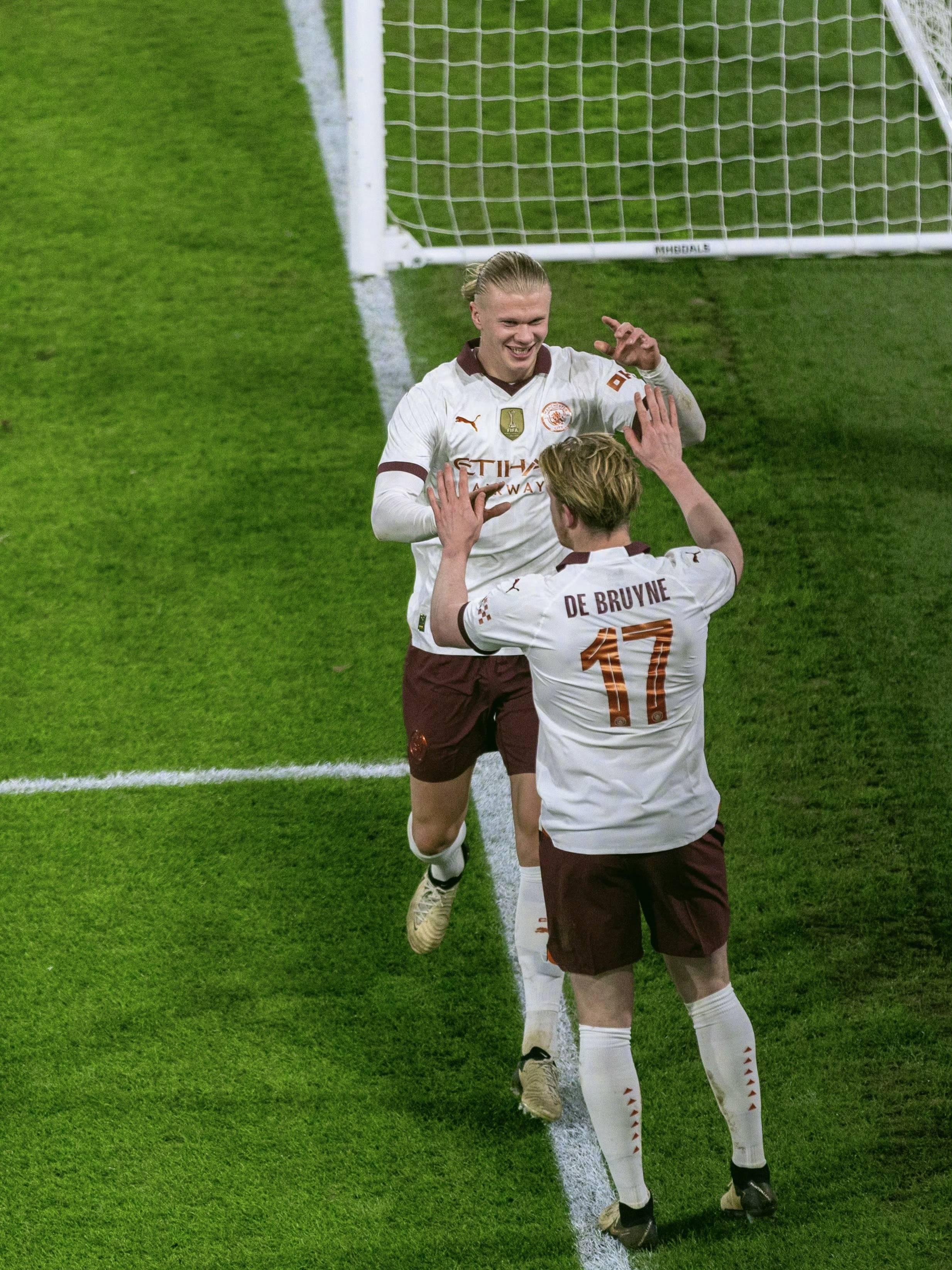 曼城进攻猛烈频频得分,大比分取胜稳占上风 曼城进攻猛烈频频得分,大比分取胜稳占上风