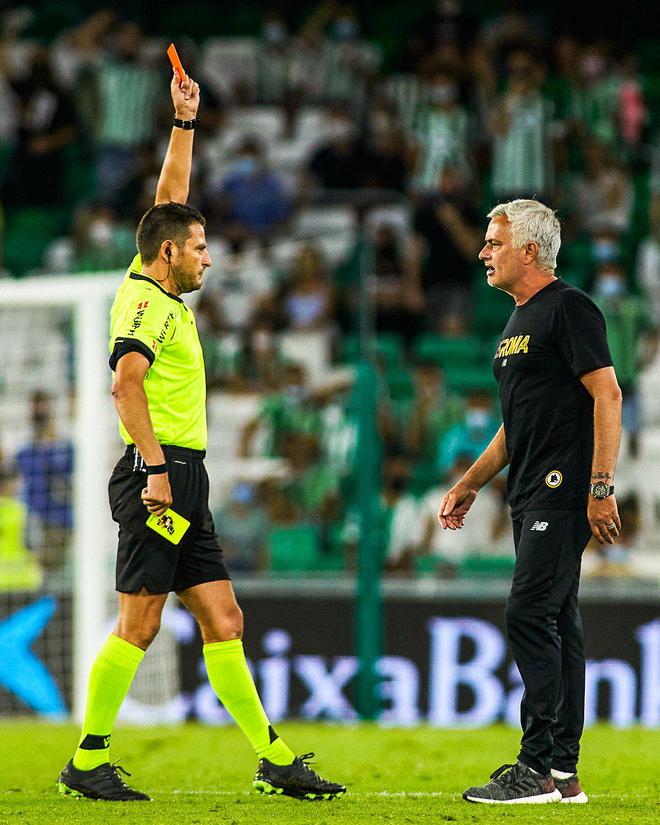 意甲比赛引发争议,裁判遭到质疑 意甲比赛引发争议,裁判遭到质疑