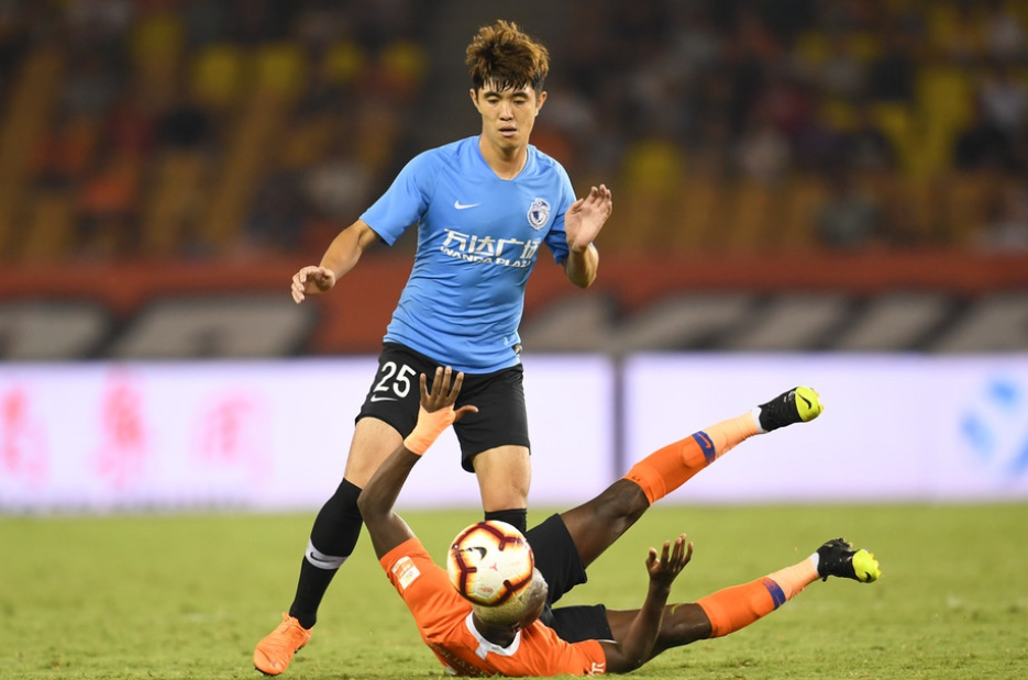 比赛风云变幻,胜负悬念引发球迷热议 比赛风云变幻,胜负悬念引发球迷热议