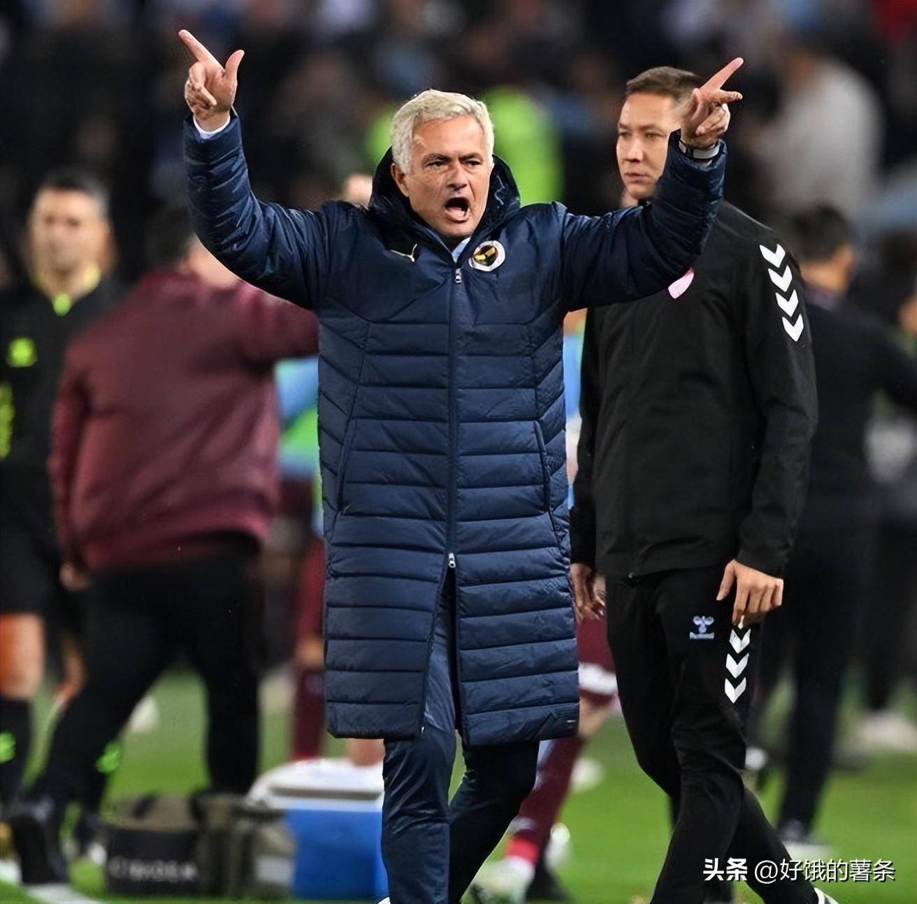 场上气氛热烈,球迷士气高昂 场上气氛热烈,球迷士气高昂