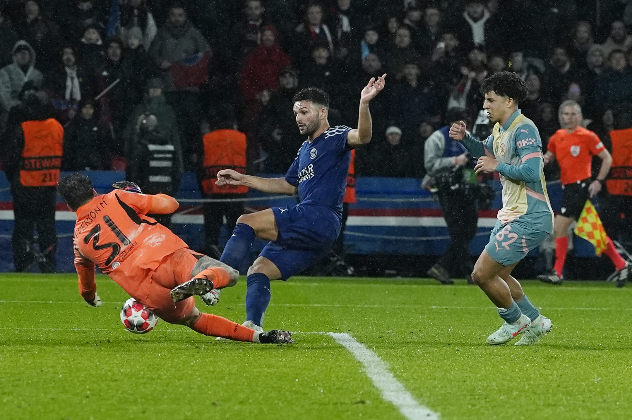 巴黎圣日耳曼客场一球胜出,继续领先 巴黎圣日耳曼客场一球胜出,继续领先