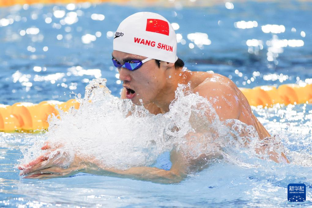 游泳比赛男子200米蛙泳决赛，中国选手速度飙升夺冠！