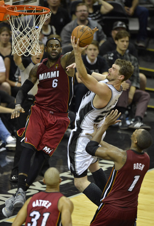 马刺队主场告捷,迎来胜利契机 马刺队主场告捷,迎来胜利契机