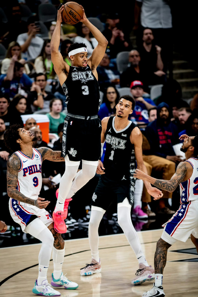 76人客场击败马刺,赢得惊险比赛 76人客场击败马刺,赢得惊险比赛