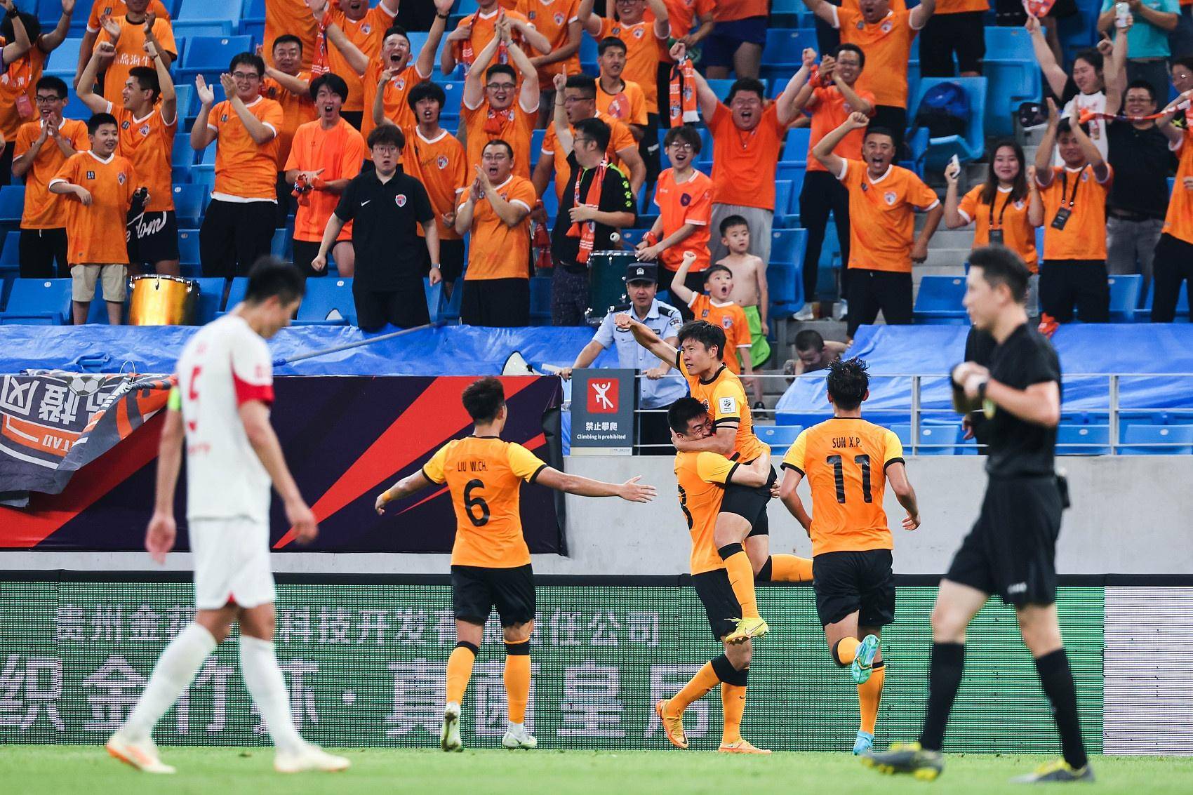 汉诺威96主帅下课，球队陷入保级泥潭