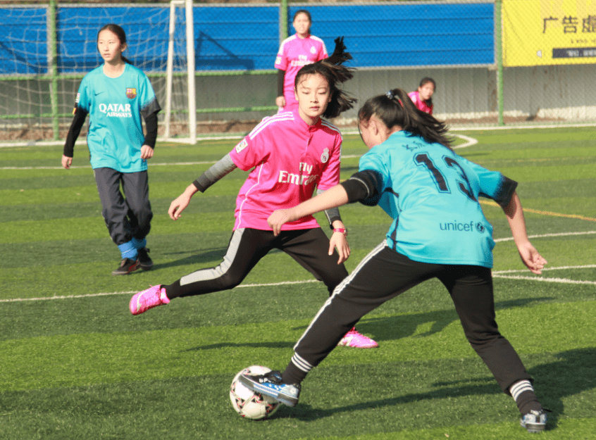 足球风云激荡，女足比赛掀起热潮