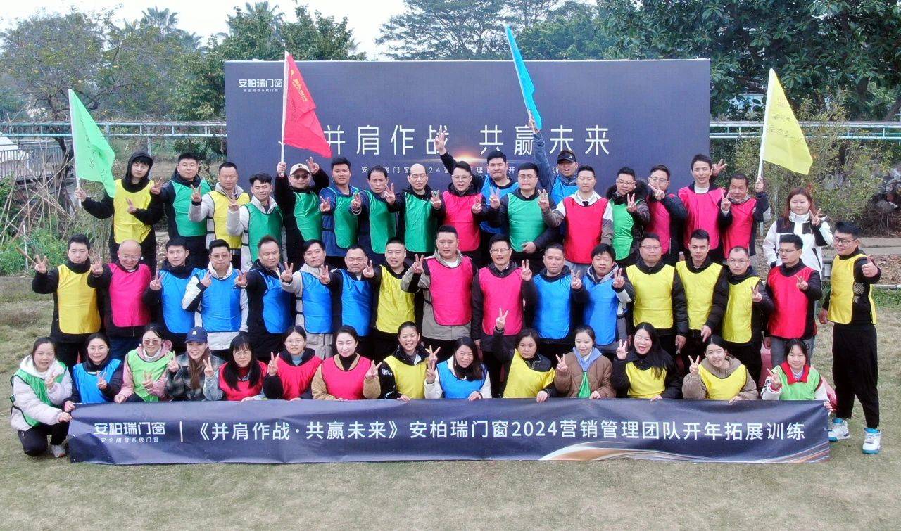 球员并肩作战,以团队荣誉晋级 球员并肩作战,以团队荣誉晋级