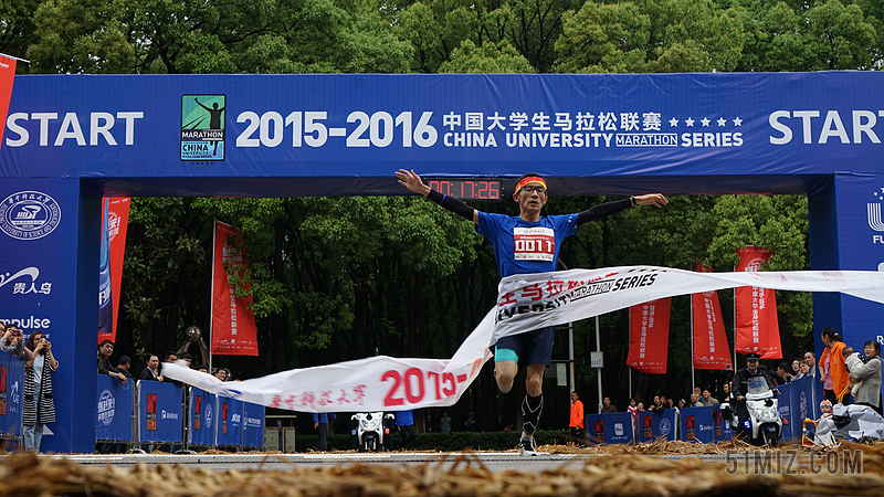 决胜时刻!运动员们拼尽全力冲向终点 决胜时刻!运动员们拼尽全力冲向终点