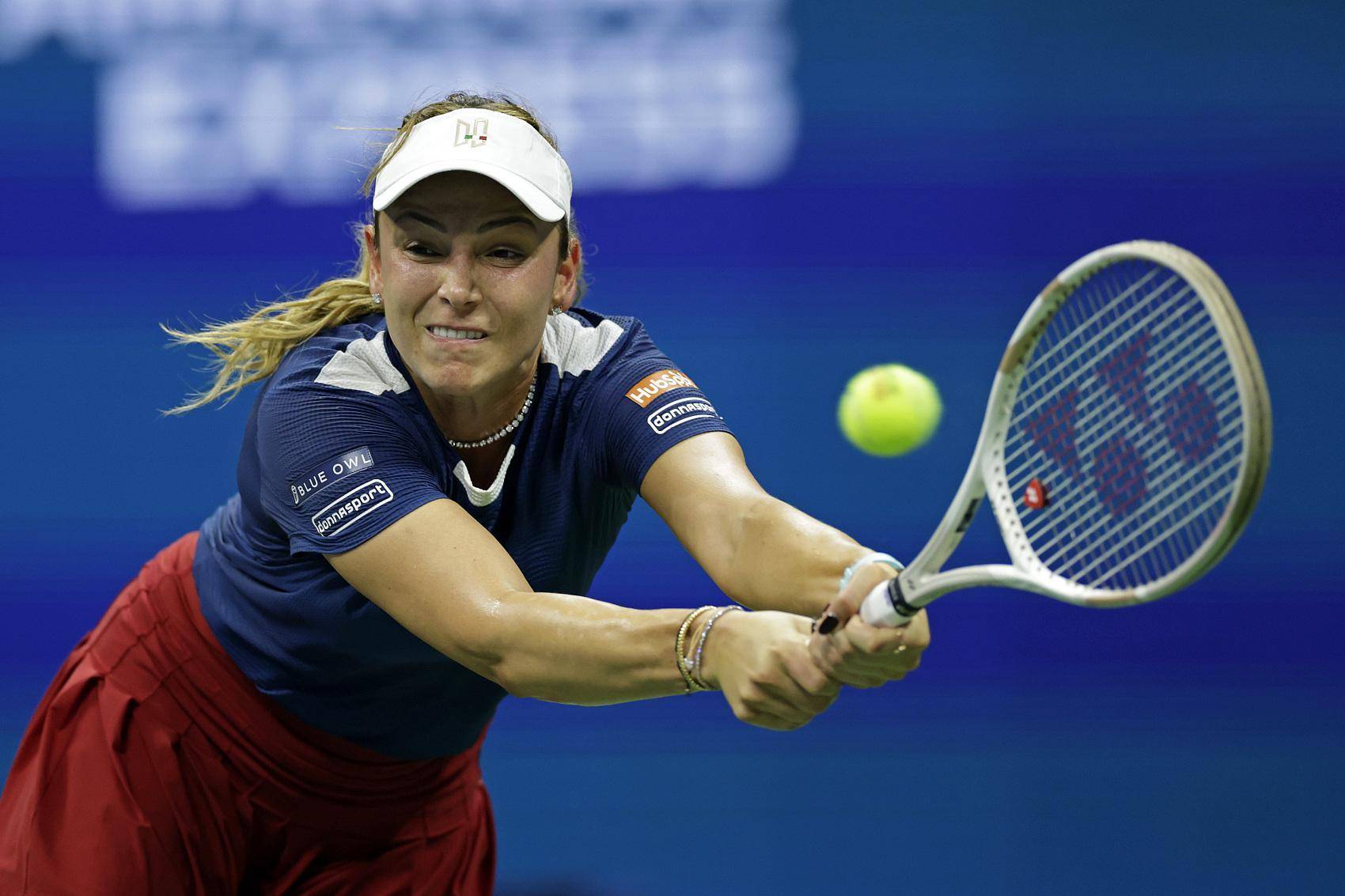 足球场上的凶猛对决,女队员拼尽全力 足球场上的凶猛对决,女队员拼尽全力