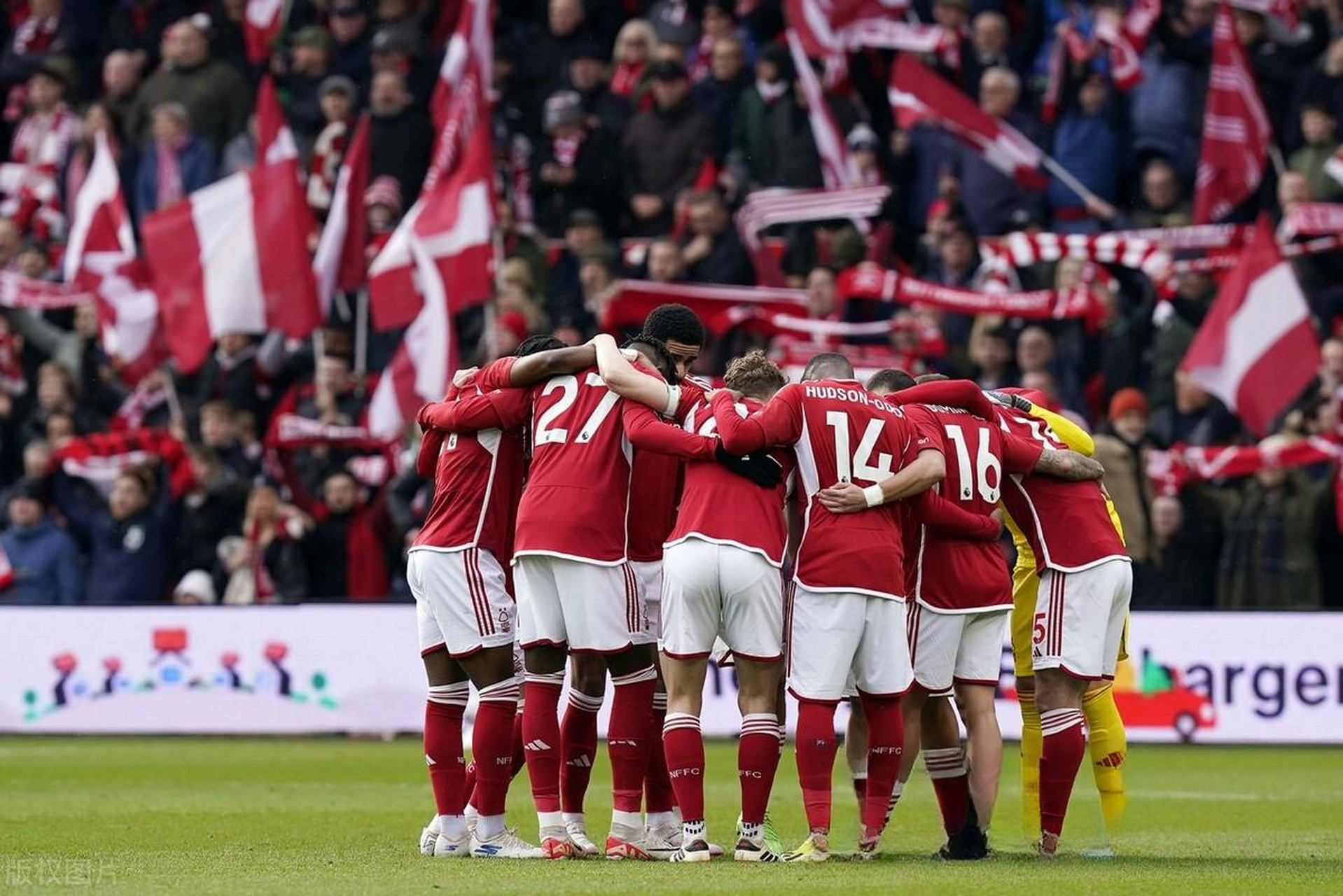 强劲的球队在冲刺胜利的道路上取得良好开端