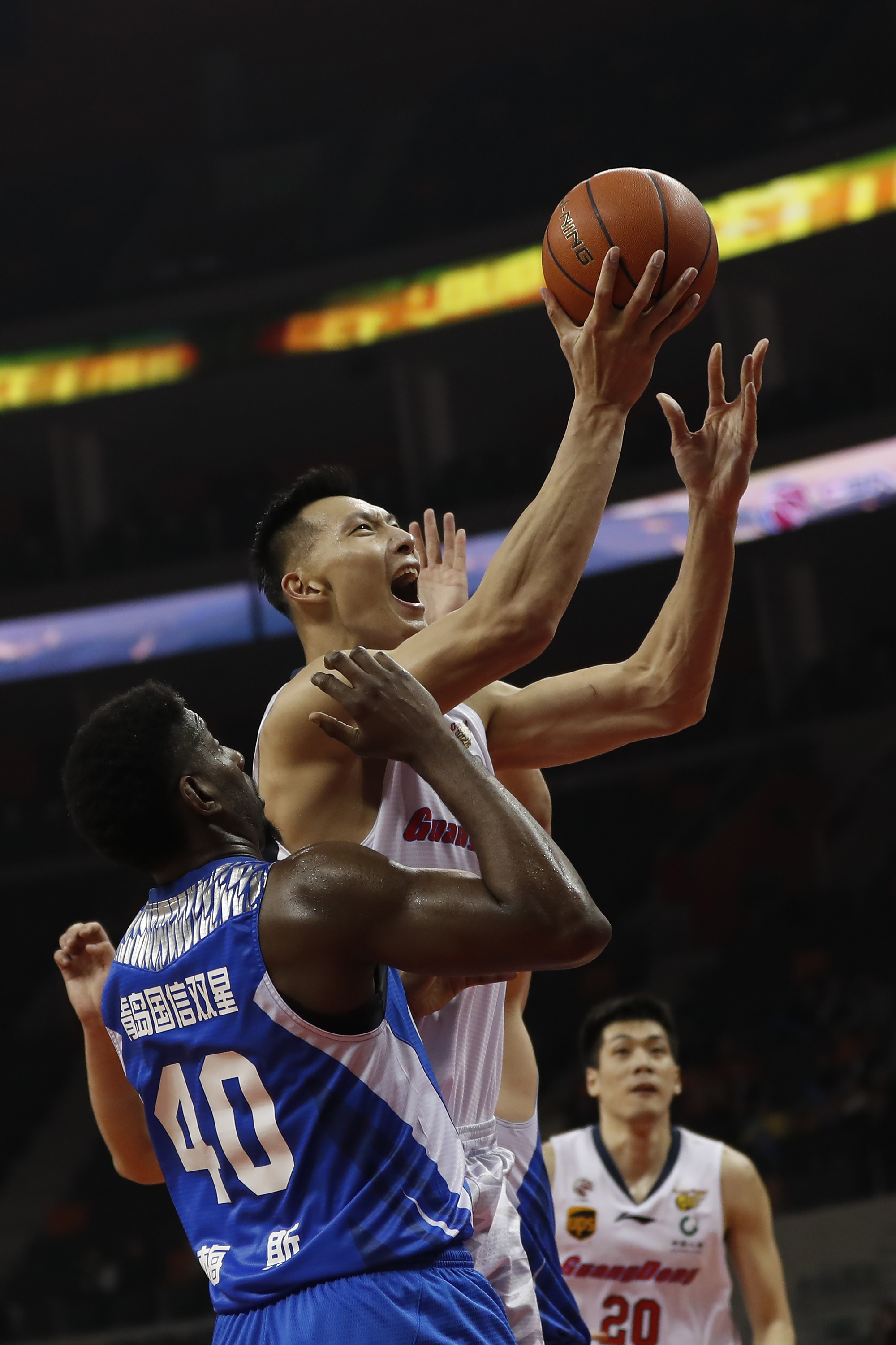 强劲的球队在冲刺胜利的道路上取得良好开端