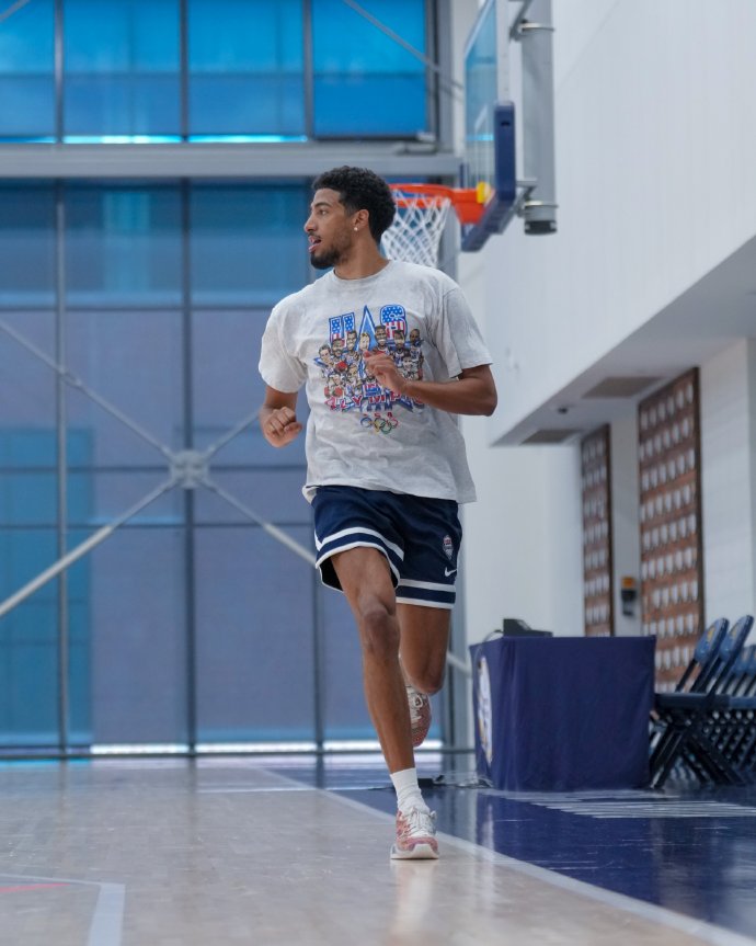 步行者球员个个积极训练,备战下一场比赛 步行者球员个个积极训练,备战下一场比赛