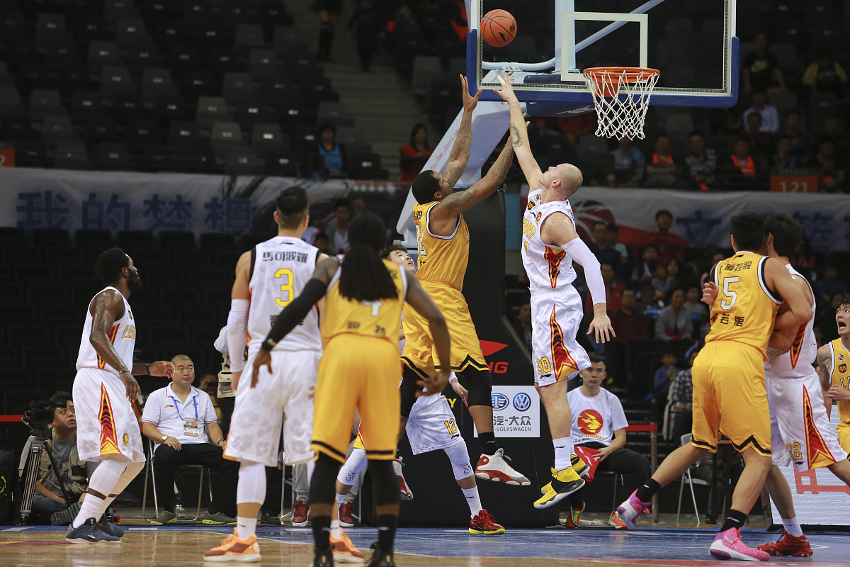 太阳队外线投篮火热,轻松晋级次轮 太阳队外线投篮火热,轻松晋级次轮