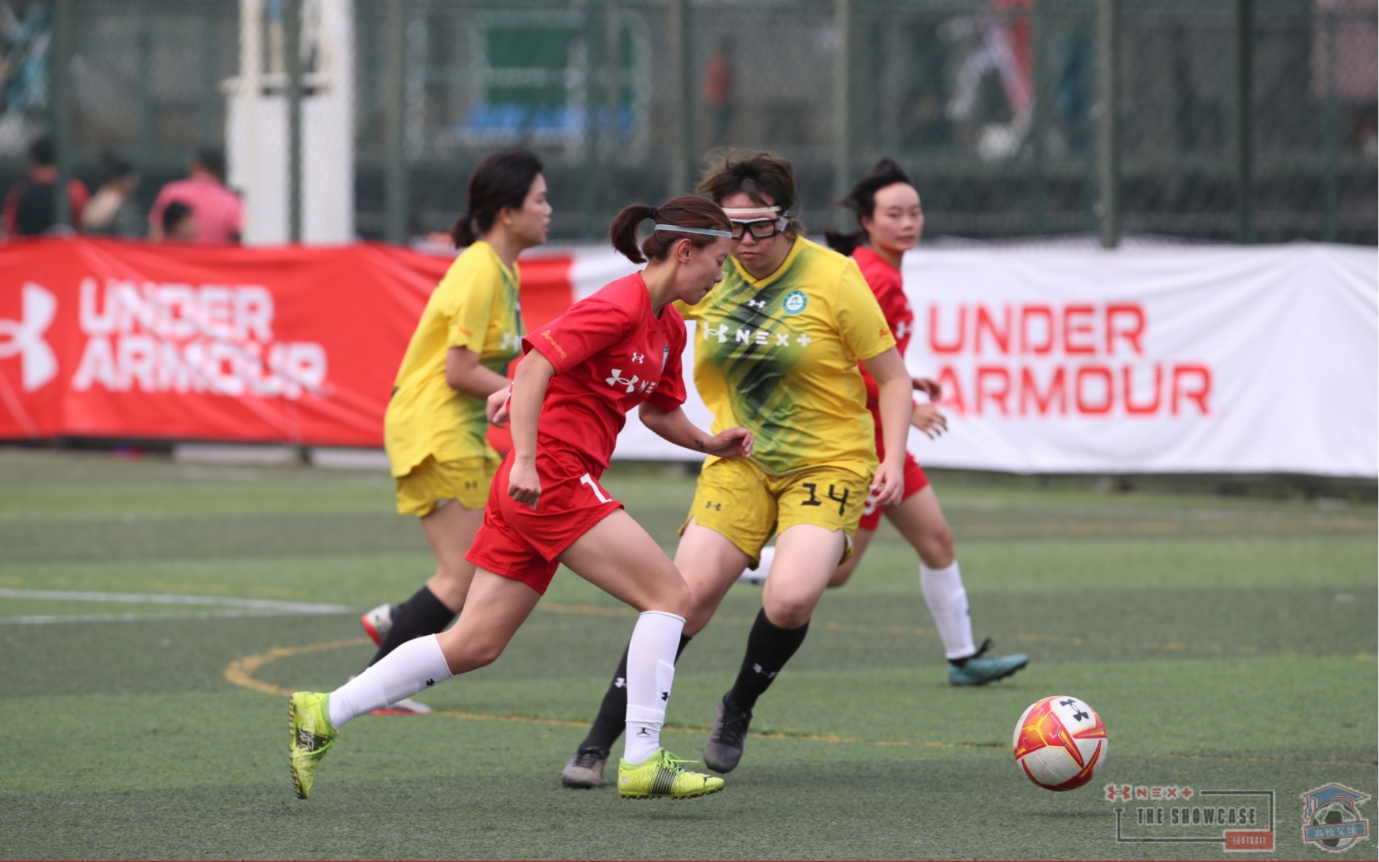 足球对抗赛女队员展现出色技艺