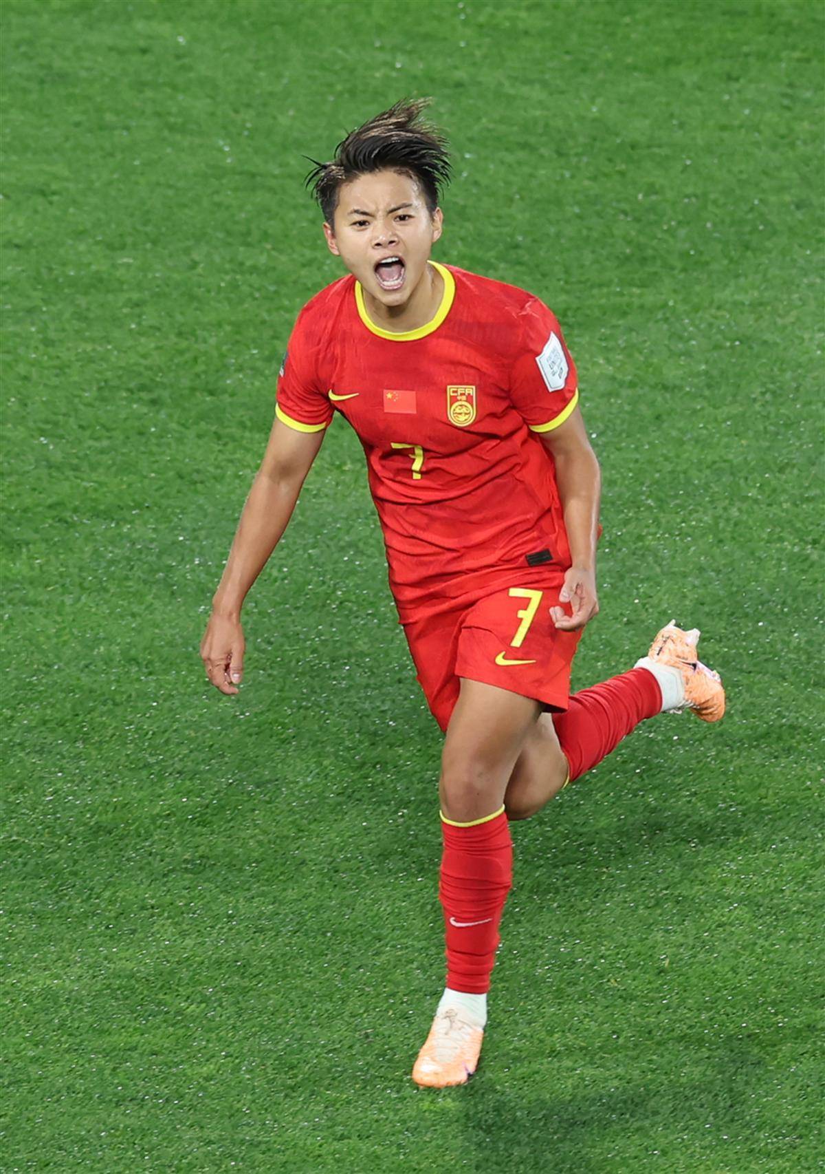 足球对抗赛女队员展现出色技艺