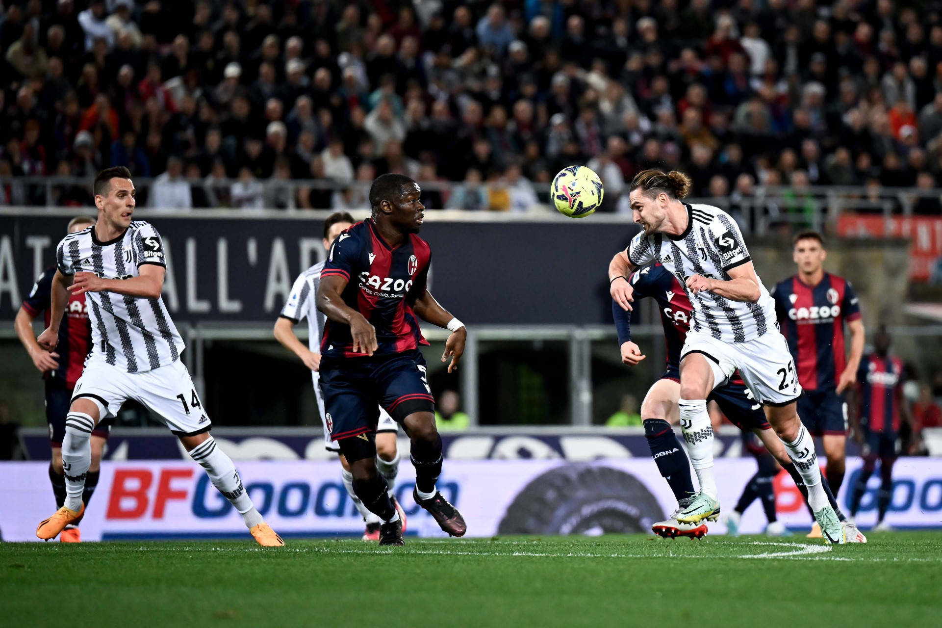 博洛尼亚前锋传射入网,创造进球奇迹 博洛尼亚前锋传射入网,创造进球奇迹