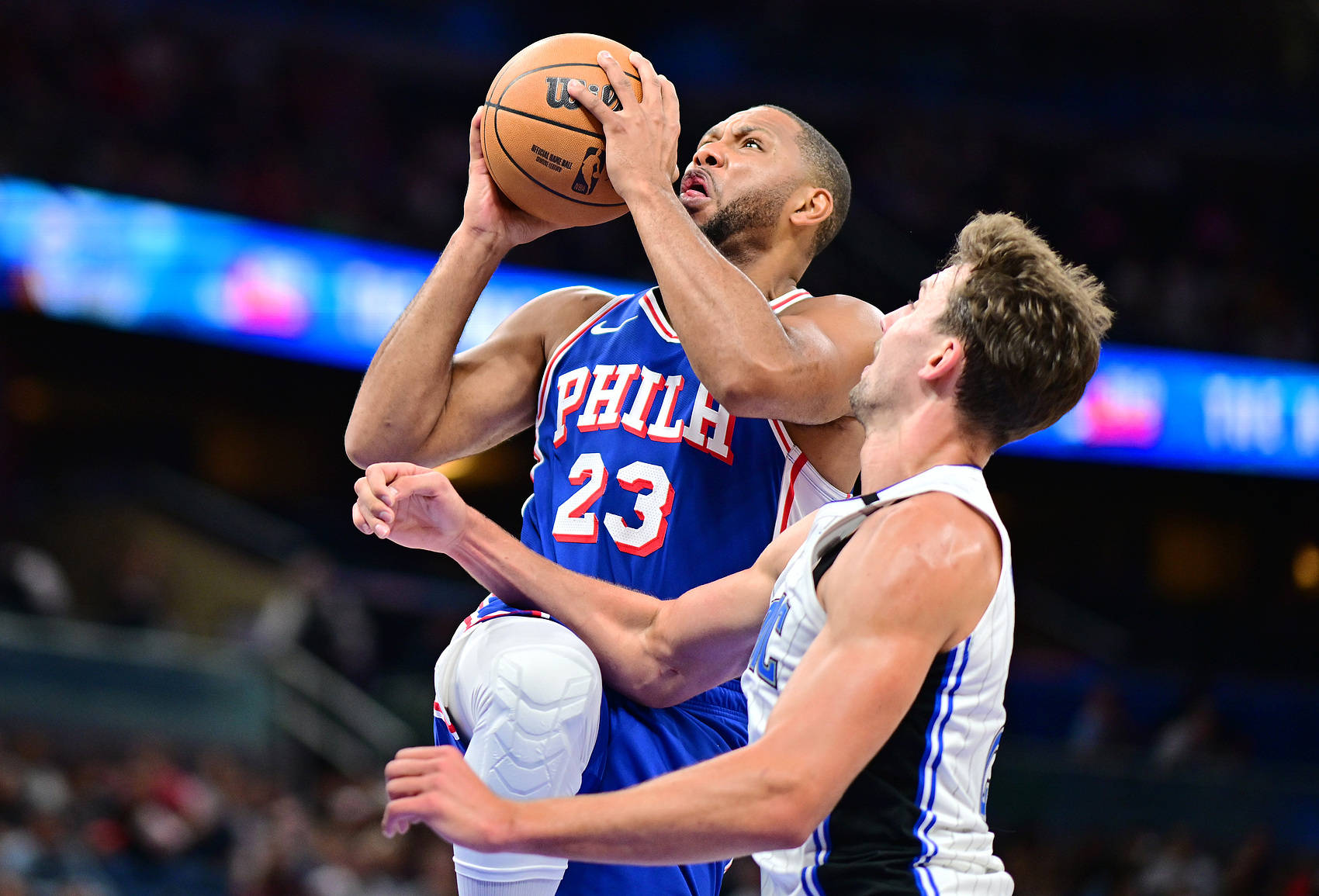 76人赢得惊险一战，击败魔术