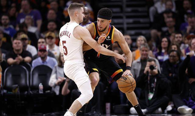 太阳客场惨败,布克失去手感难以奏效 太阳客场惨败,布克失去手感难以奏效