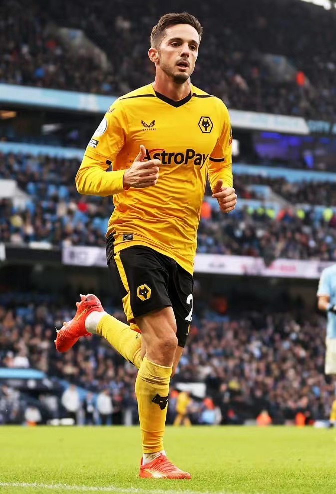 拉脱维亚运动员勇敢拼搏，实现梦想