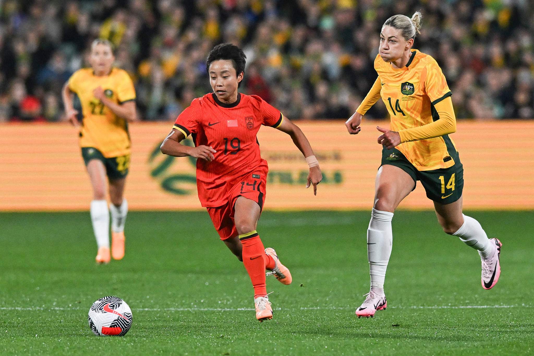 精彩对决！女足球员在比赛中卓越发挥