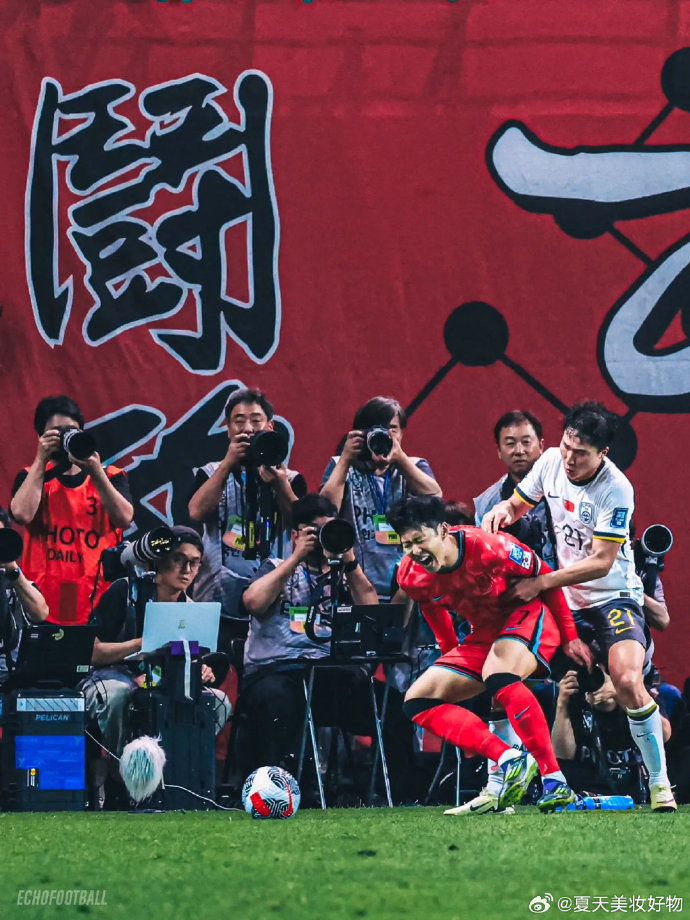 胜负未定的比赛,场上气氛紧张刺激 胜负未定的比赛,场上气氛紧张刺激