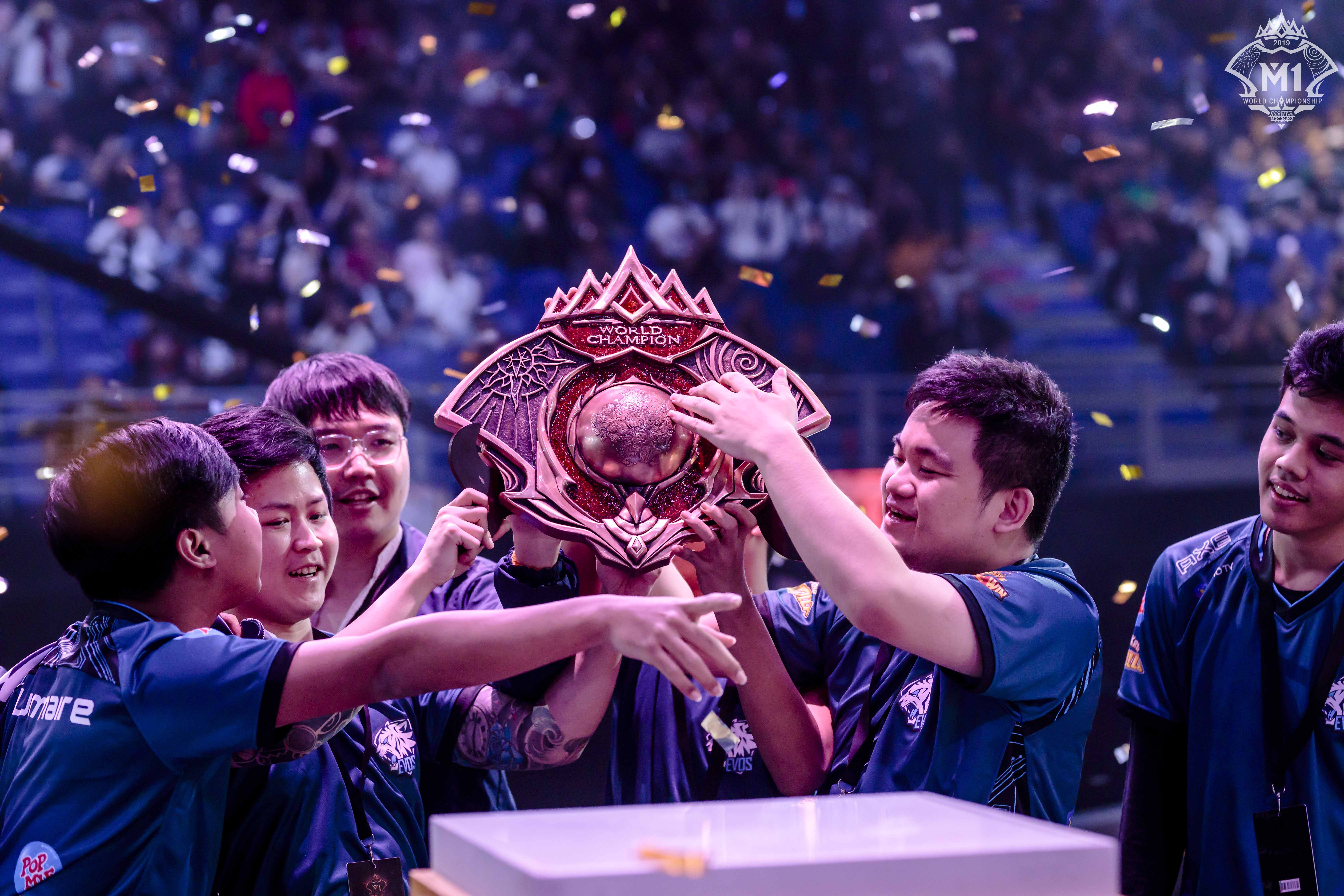 胜负未定的比赛,场上气氛紧张刺激 胜负未定的比赛,场上气氛紧张刺激