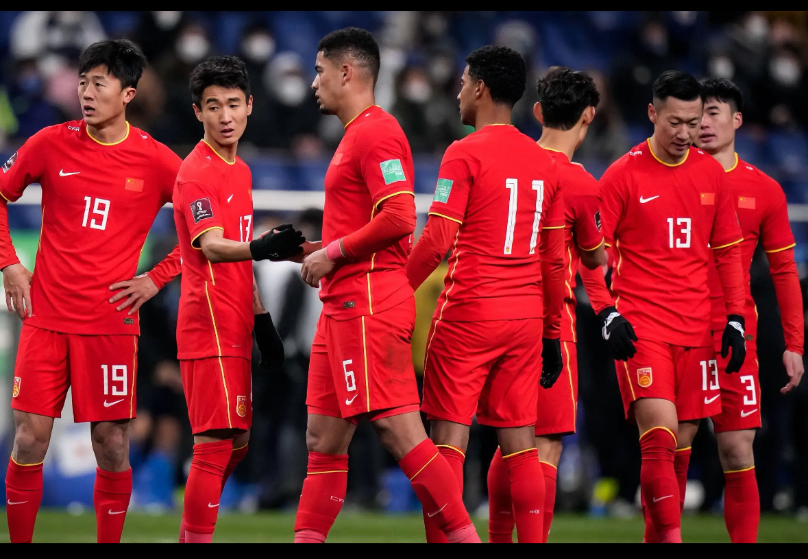 足球强队展开激烈对决，全力角逐最高荣誉