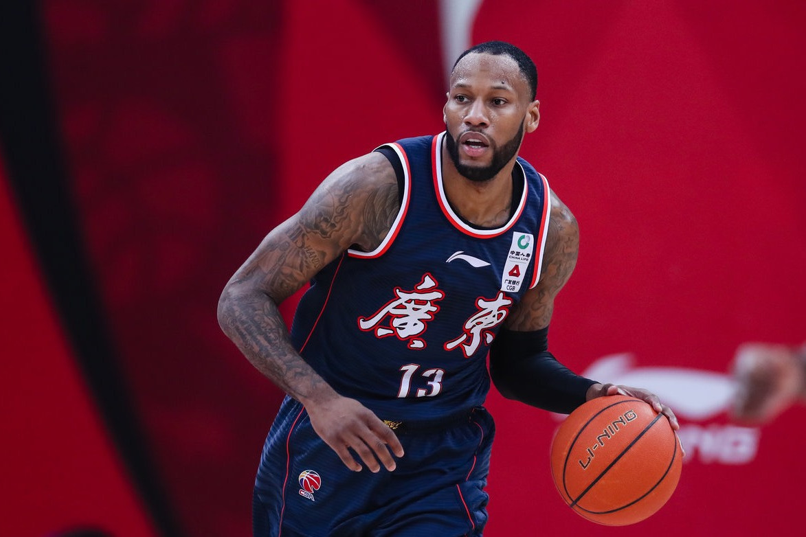 斯帕尔老将再度出战，发挥出色帮助球队